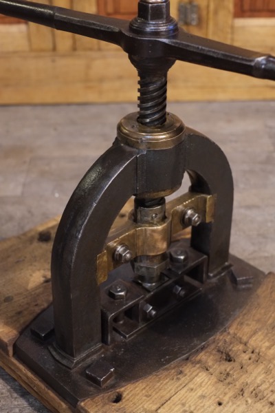 presse ancienne en laiton et fonte epoque XIXieme siecle